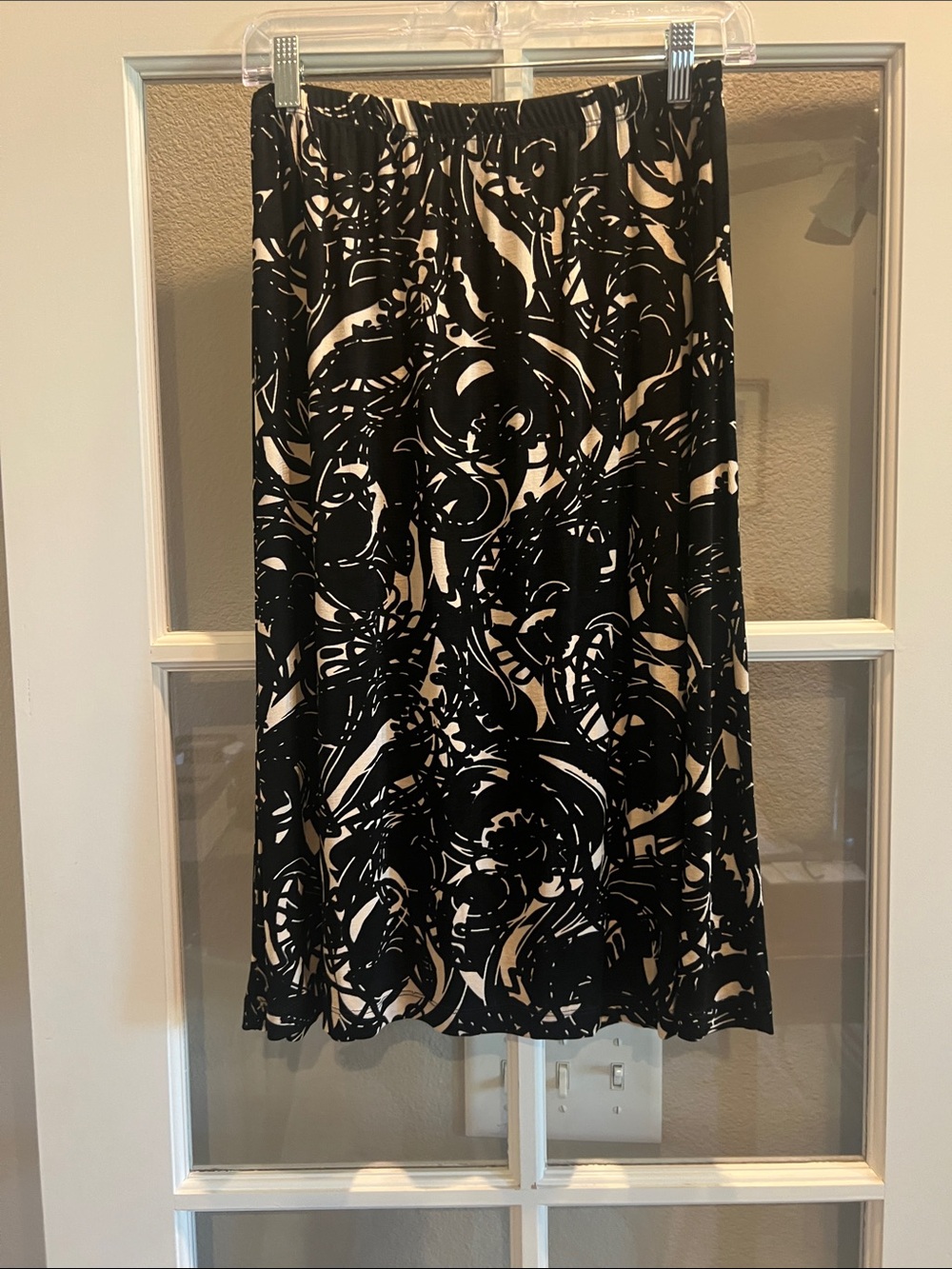 🎯 2/$5 Slinky Brand Black & Cream Abstract Print Midi Skirt Size Medium
